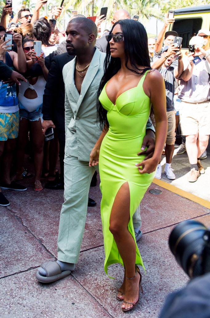 Quand Kanye West vient au mariage de son ami 2Chainz… en pantoufles !