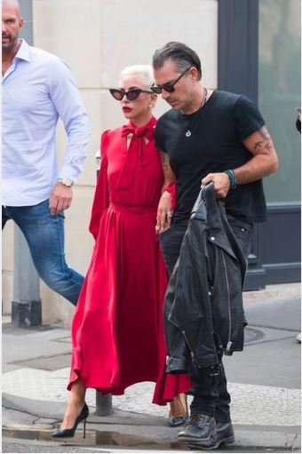 Lady Gaga à Paris : elle profite de la capitale avec son fiancé !