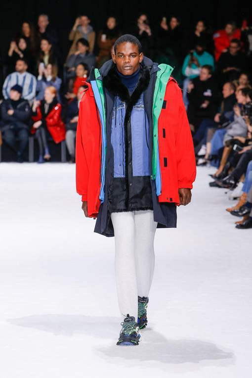 Quand la marque Balenciaga propose un manteau d'hiver complètement WTF et hors de prix !