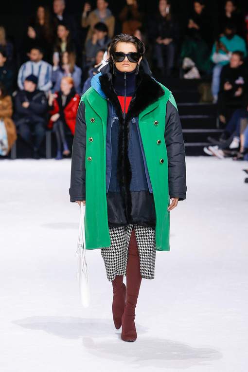 Quand la marque Balenciaga propose un manteau d'hiver complètement WTF et hors de prix !