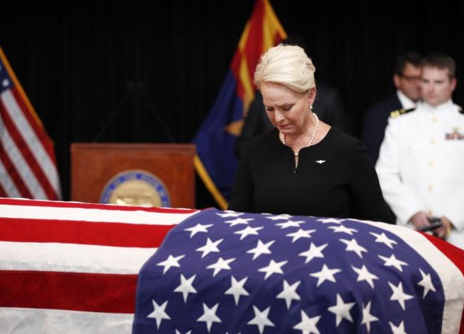 Mort de John McCain : sa fille effondrée à ses funérailles