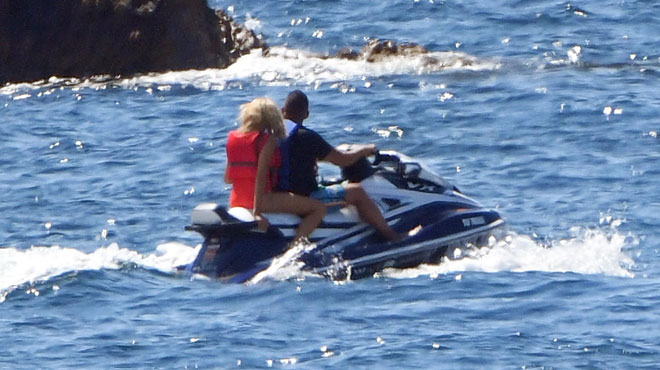 Brigitte Macron : En vacances au Fort de Brégançon, la Première dame s'éclate en jet ski