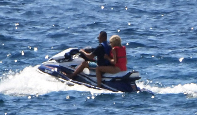 Brigitte Macron : En vacances au Fort de Brégançon, la Première dame s'éclate en jet ski