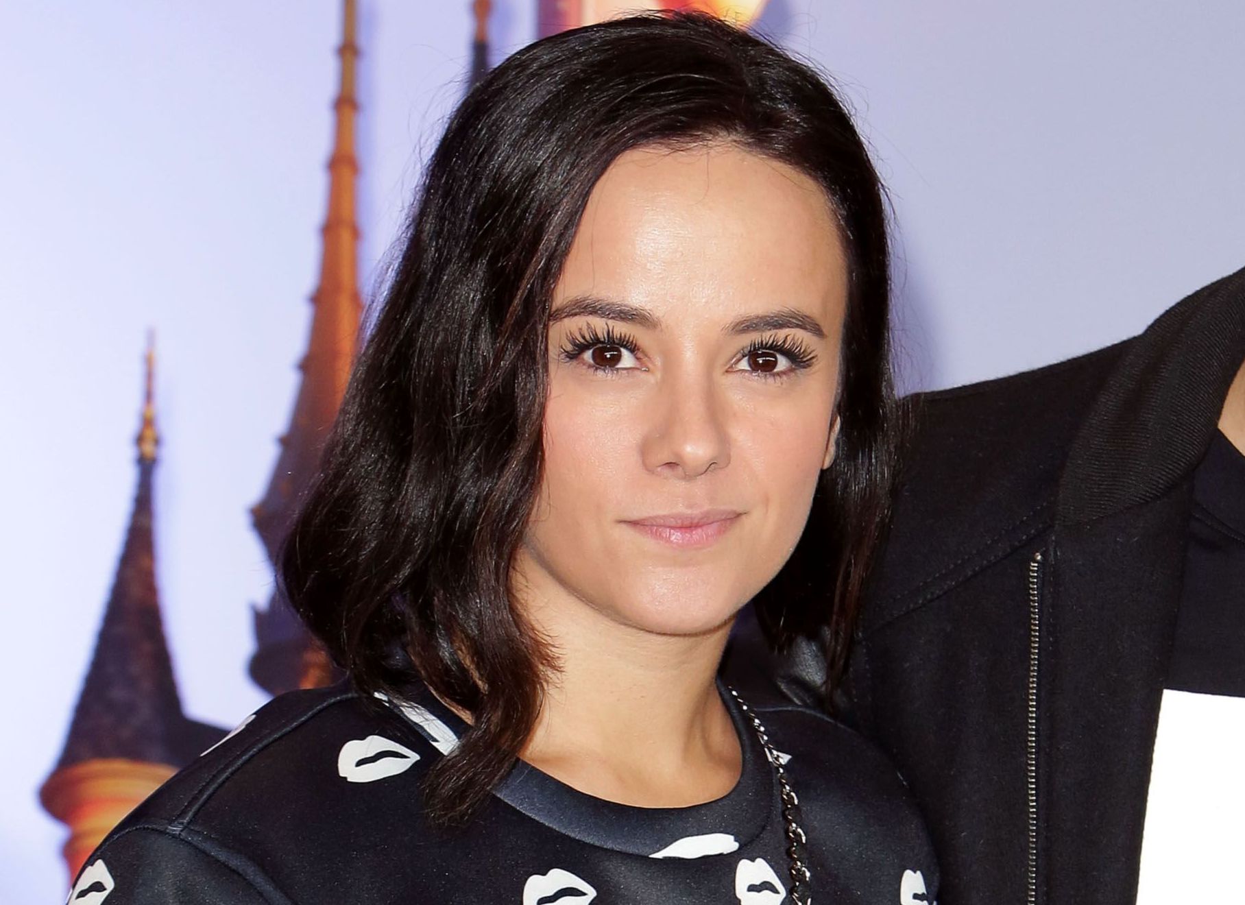 Alizée pousse un coup de gueule : Ne la collez pas à la plage !