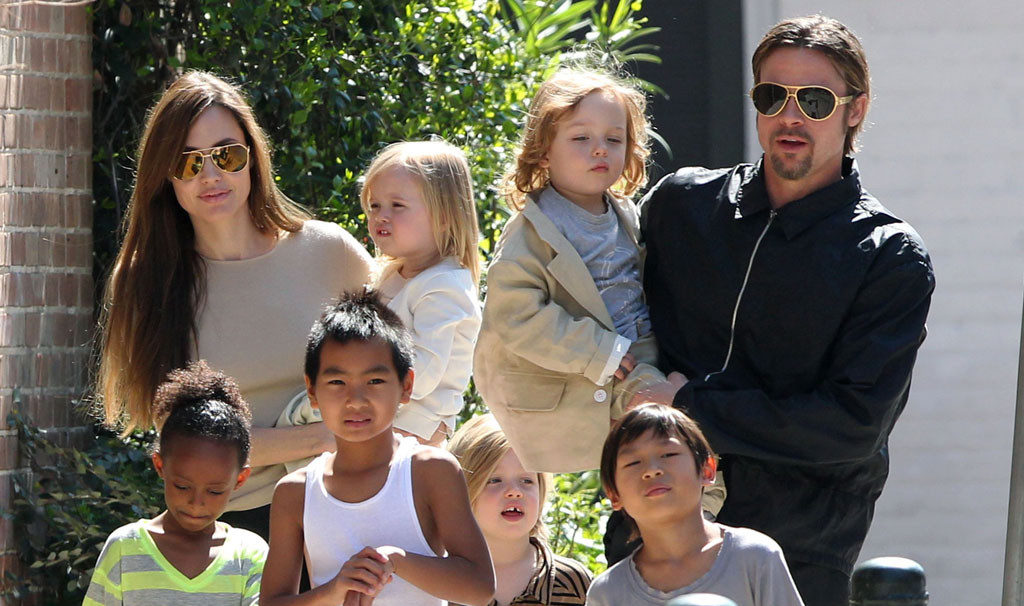  Angelina Jolie entourée de cinq de ses six enfants @DR