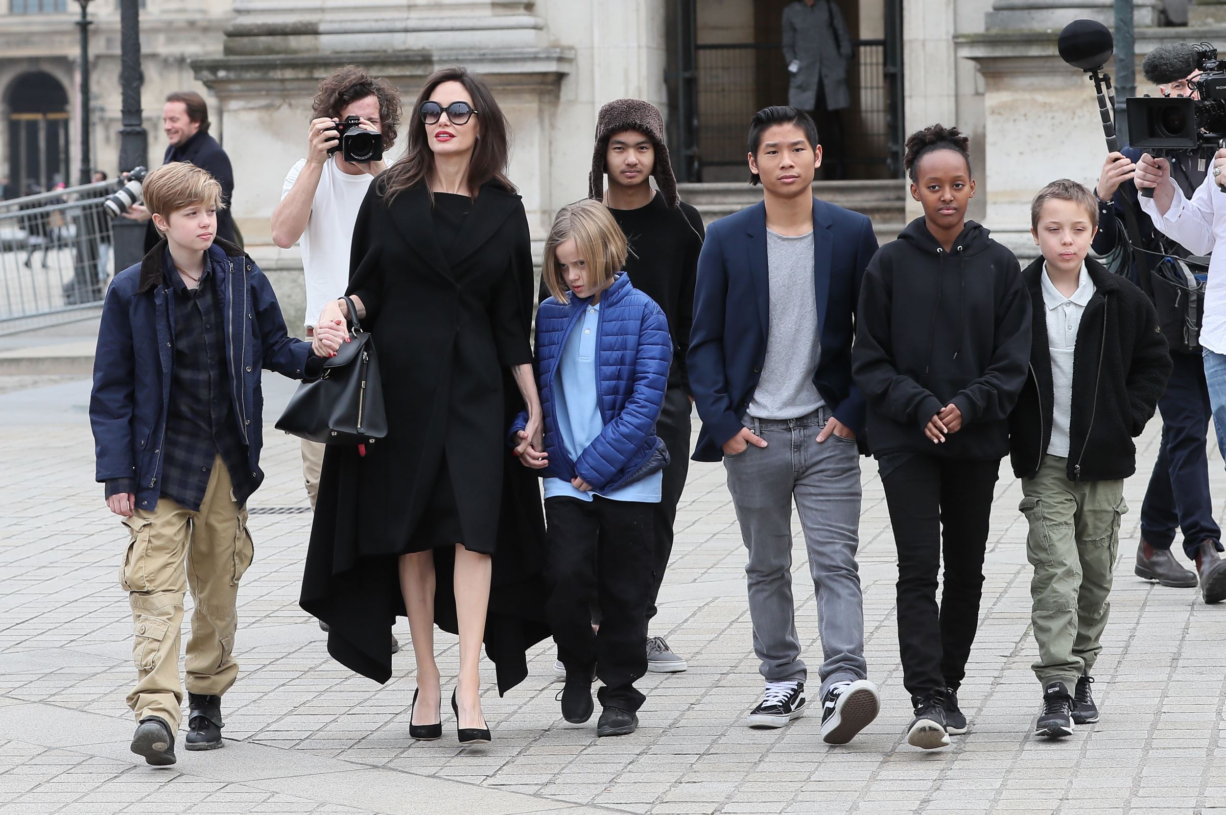 Angelina Jolie riposte contre Brad Pitt : Elle pourrait sortir du sol américain avec les enfants !