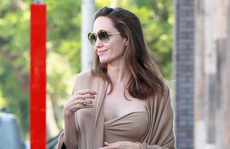 Angelina Jolie heureuse... après avoir viré son avocate !