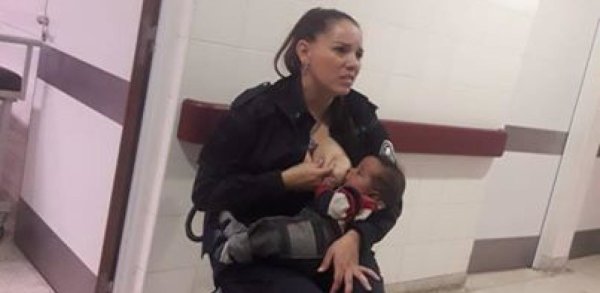 Argentine : Une policière émeut la Toile en allaitant un bébé abandonné