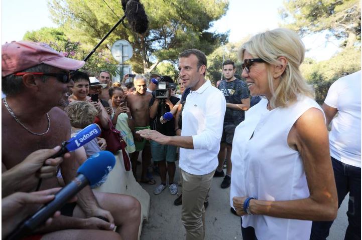 Brigitte Macron : en vacances, elle troque les talons pour une tenue plus décontractée