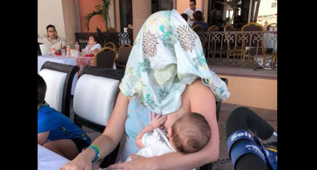 Cette mère qui allaite son bébé répond drôlement à la critique d'un homme !