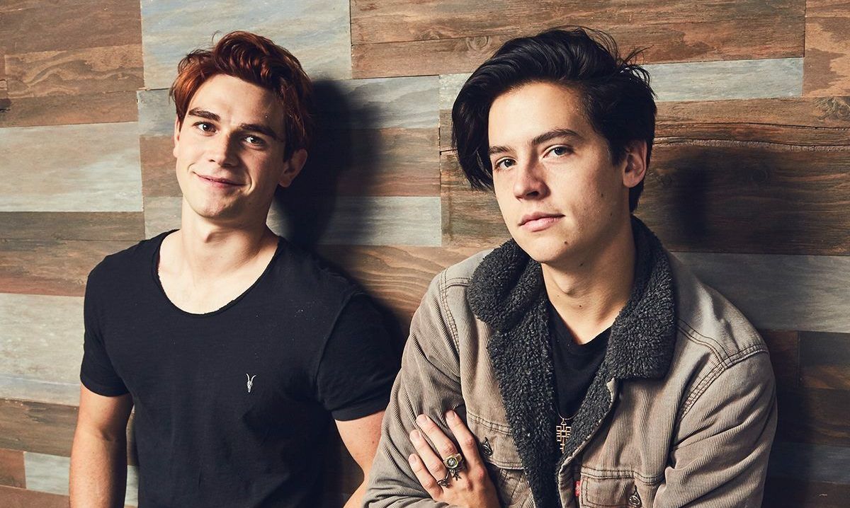 Cole Sprouse « mec le plus sexy » : KJ Apa se moque gentiment du prix reçu par l’acteur !