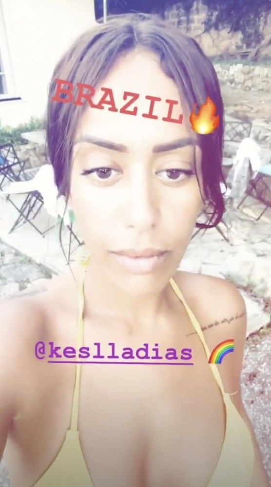 Amel Bent tout simplement parfaite dans un petit bikini jaune