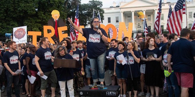 Des stars de Broadway protestent en chanson contre Donald Trump devant la Maison-Blanche