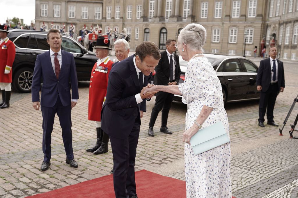 Brigitte Macron en visite au Danemark : Elle s'affiche élégante tout en rouge