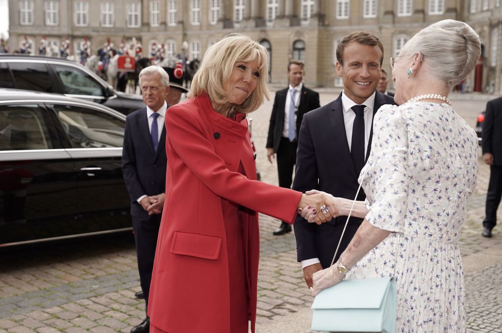 Brigitte Macron en visite au Danemark : Elle s'affiche élégante tout en rouge