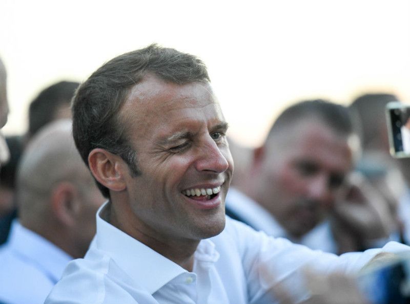 Emmanuel Macron le teint bronzé et le sourire radieux, il fait sa rentrée en beauté !