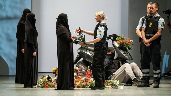 Fashion Week : Des femmes défilent en burqa pour manifester contre la loi anti-voile !