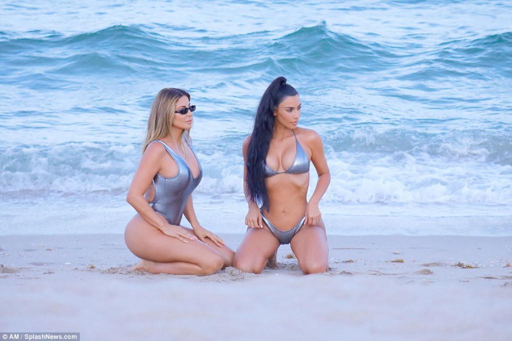 Kim Kardashian ose le mini bikini !