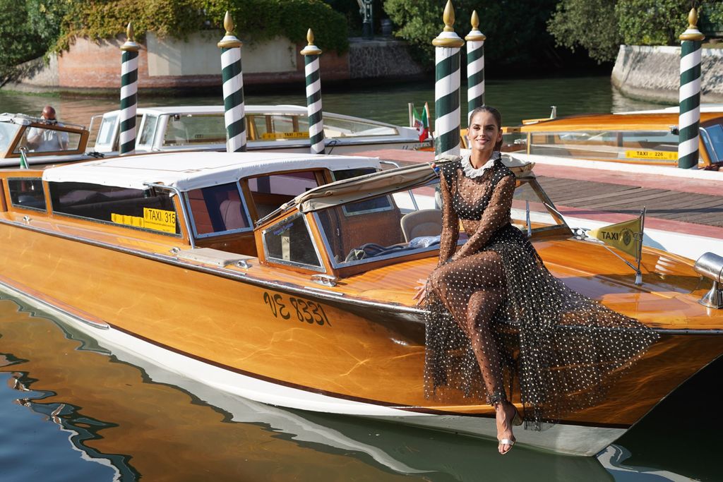 L'incroyable robe transparente d'Izabel Goulart à la Mostra de Venise