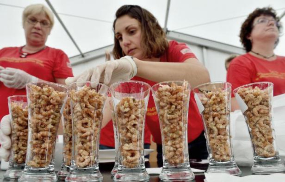 Katty est désormais championne du monde... de décorticage de crevettes