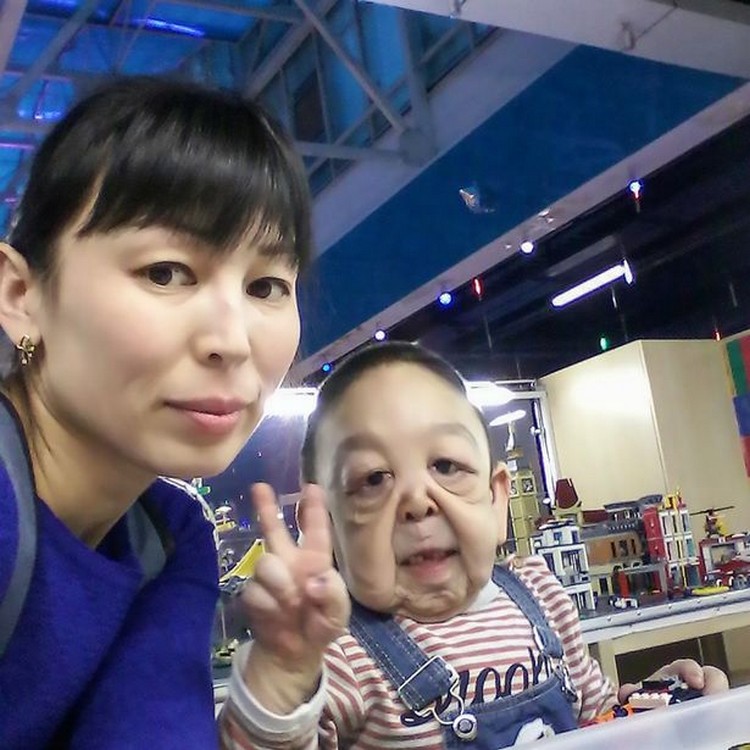 Kazakhstan : Âgé de 6 ans, ce petit garçon ressemble déjà à un vieillard