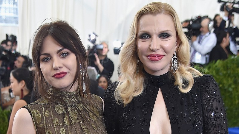 Kurt Cobain : Découvrez ce que sa fille Frances Bean Cobain ne pardonne pas à sa mère Courtney Love