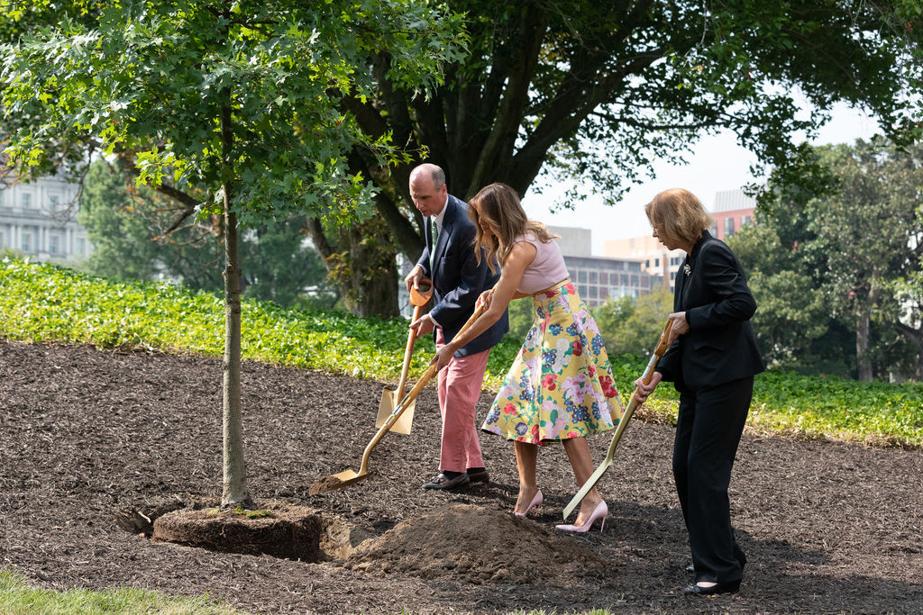 Quand Melania Trump n'est pas du tout équipée pour le jardinage...