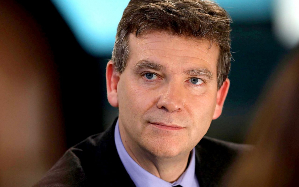 La reconversion étonnante d'Arnaud Montebourg : il lance sa marque de miel « Bleu blanc ruche » !