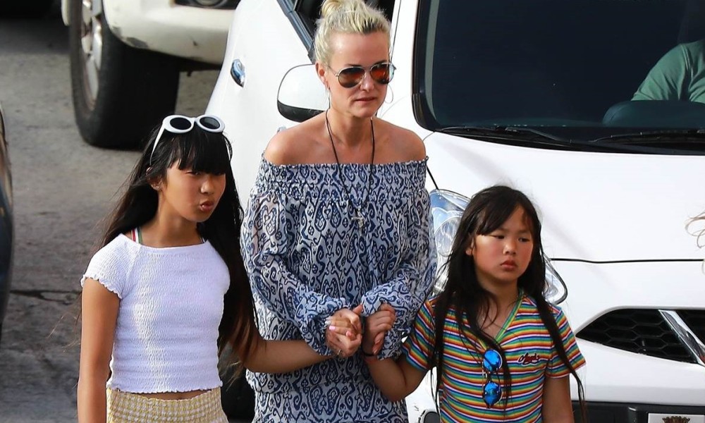 Laeticia Hallyday s'offre un peu de repos avec Jade et Joy à Saint-Barth