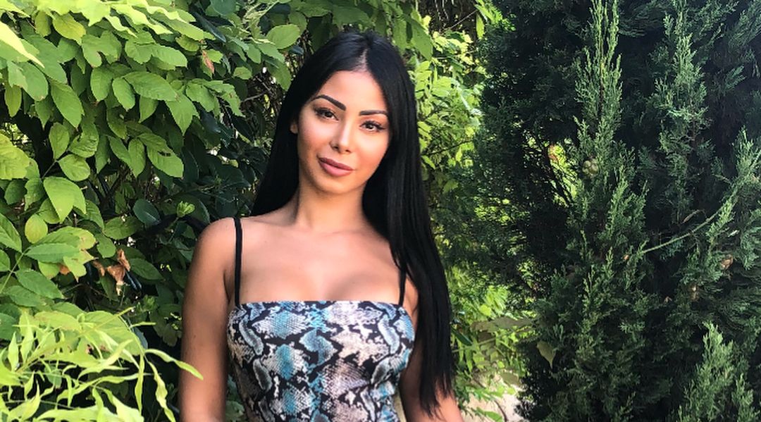 Maeva Ghennam se dévoile dans un maillot de bain très sexy sur Instagram