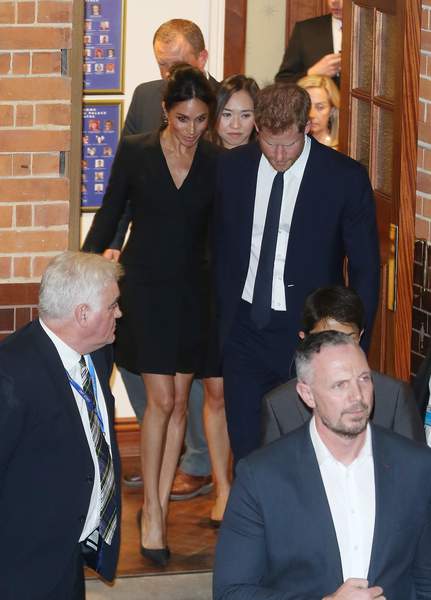 Quand Meghan Markle défie (à nouveau) le protocole royal avec une robe courte séduisante !