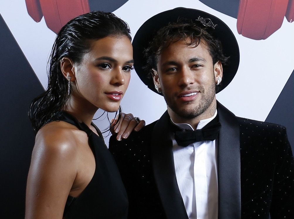 Neymar et Bruna Marquezine très amoureux à Disneyland Paris