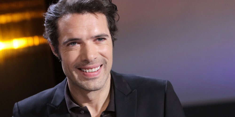 Nicolas Bedos fait une déclaration d'amour totalement improbable à son téléphone fixe !