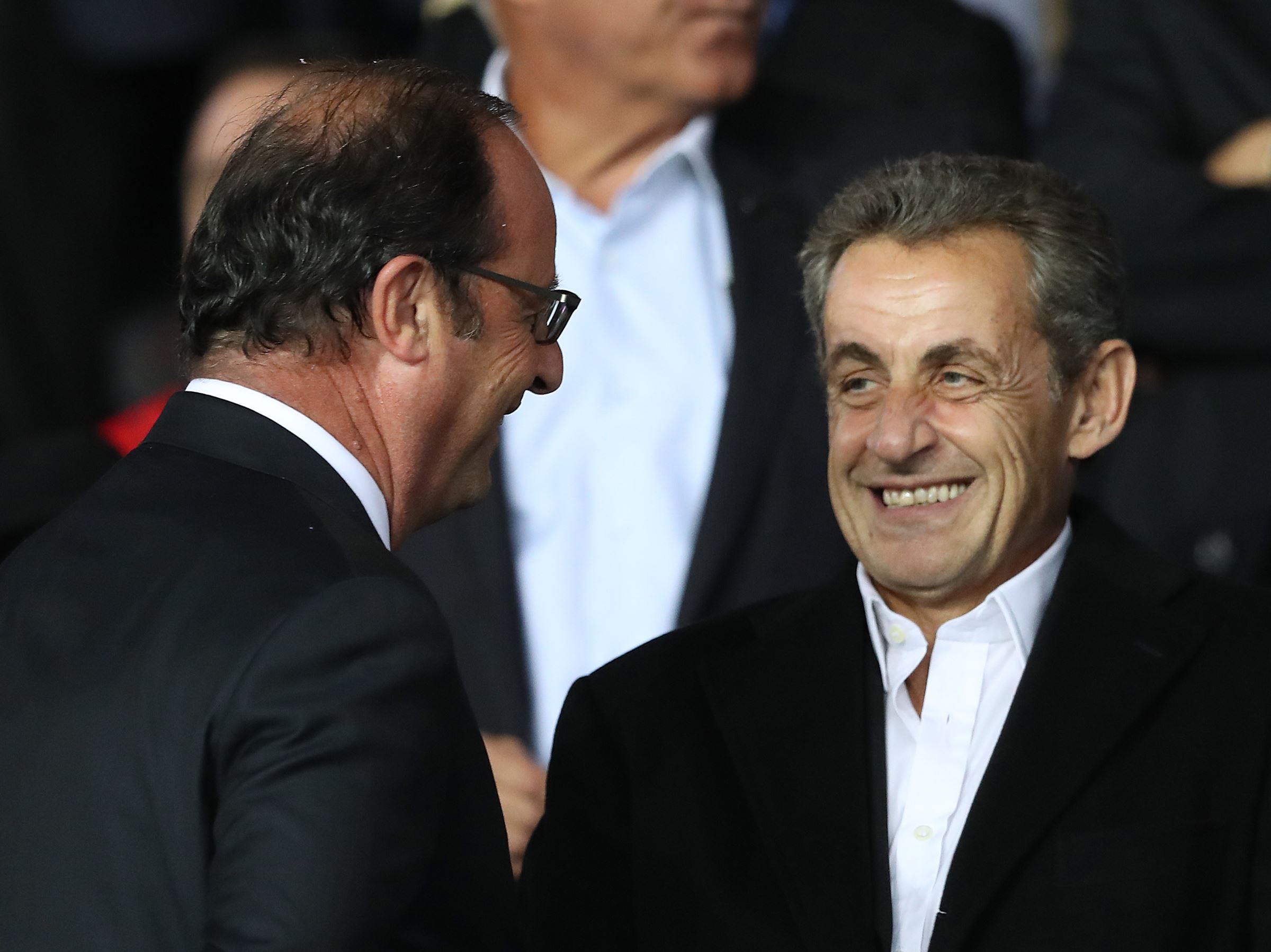 Nicolas Sarkozy taquin envers François Hollande lors de l’hommage à Johnny Hallyday