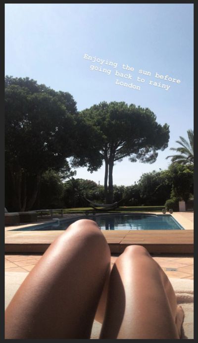 Emma Smet dévoile ses jambes bronzées sur Instagram, c'est hot !