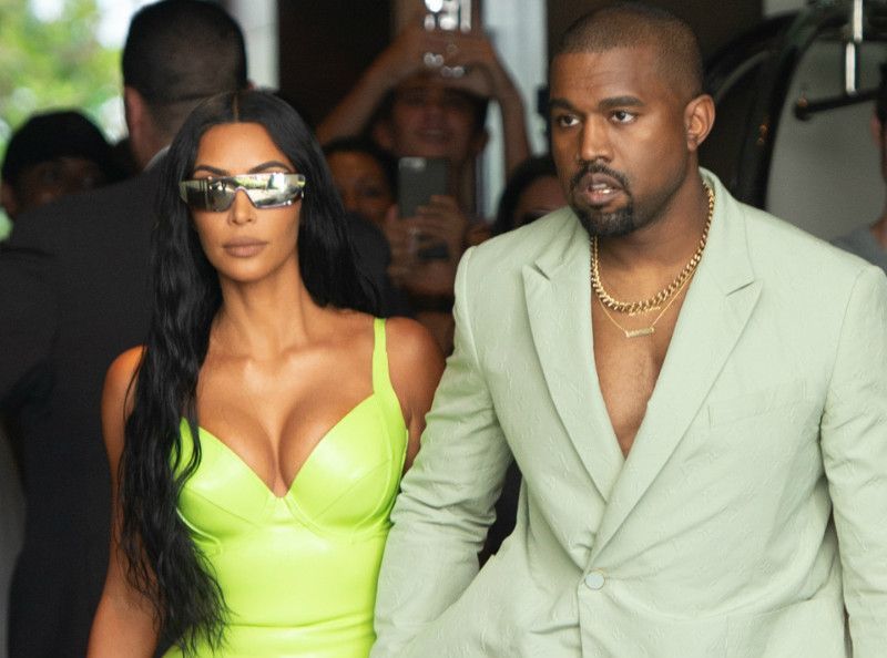 Quand Kanye West vient au mariage de son ami 2Chainz… en pantoufles !