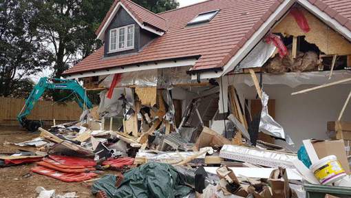 Royaume-Uni : Non-payé, cet entrepreneur démolit les maisons qu'il vient de construire !