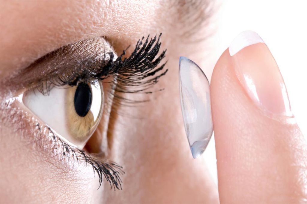 Royaume-Uni : Une femme a vécu 28 ans avec une lentille coincée sous sa paupière