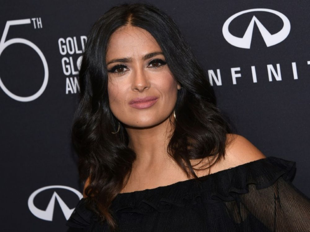 Salma Hayek : Elle fait (encore) craquer la Toile avec ses courbes vertigineuses !