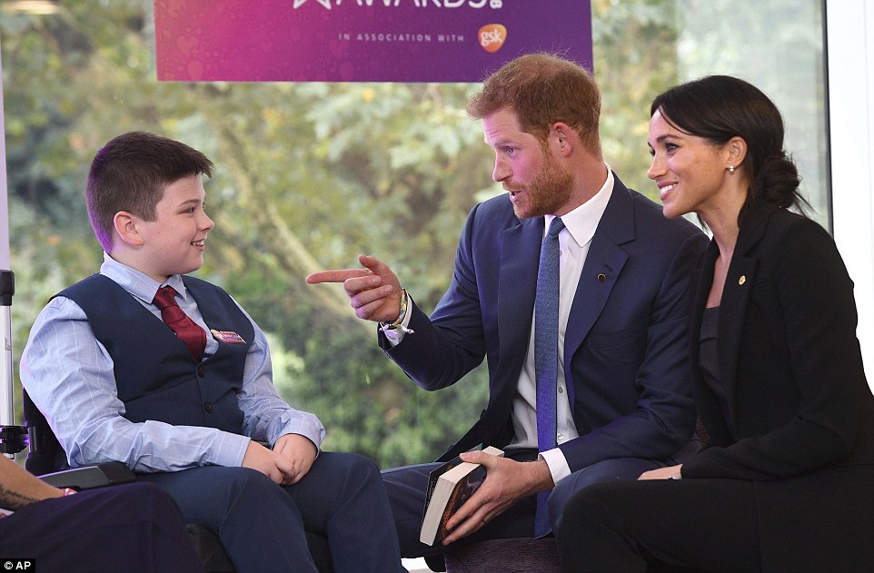 Meghan Markle et le Prince Harry : Le couple se montre très complice et tactile en public