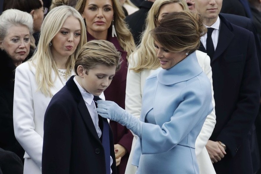 Melania Trump : La Première dame plus attentionnée que jamais avec son fils Barron