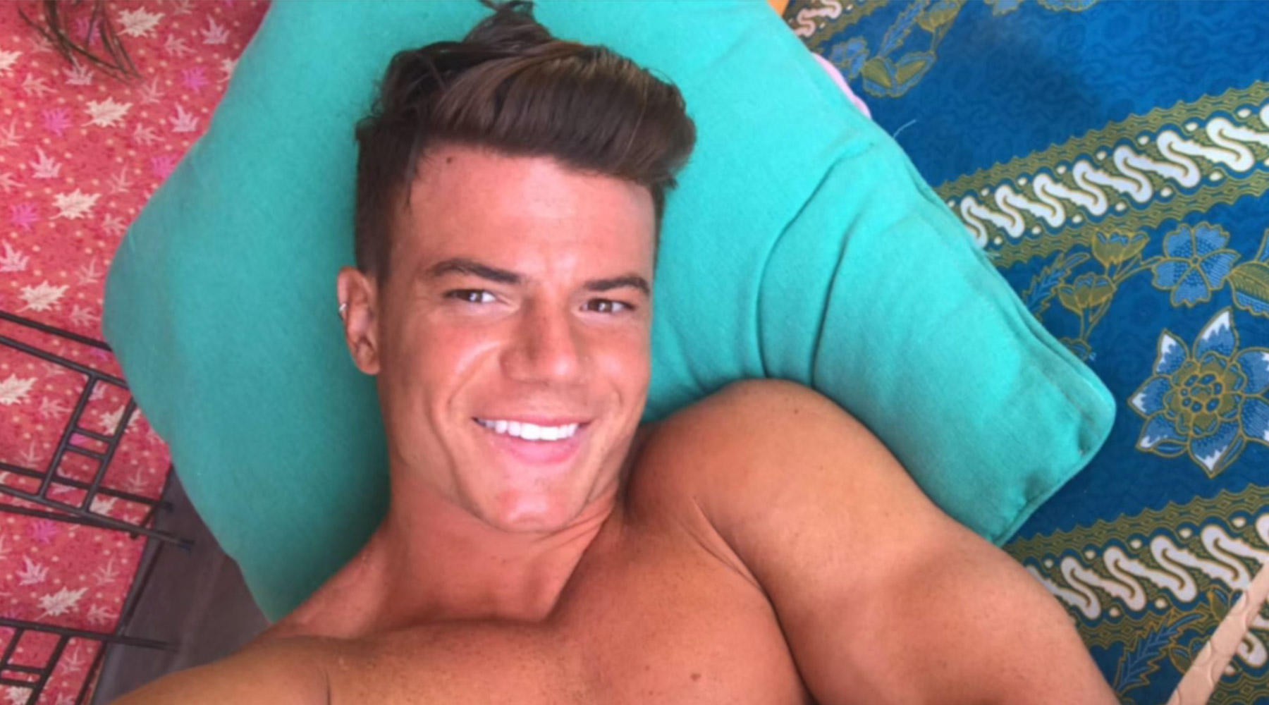 Alerte beau gosse ! Adrien Laurent nous montre ses muscles et c'est impressionnant