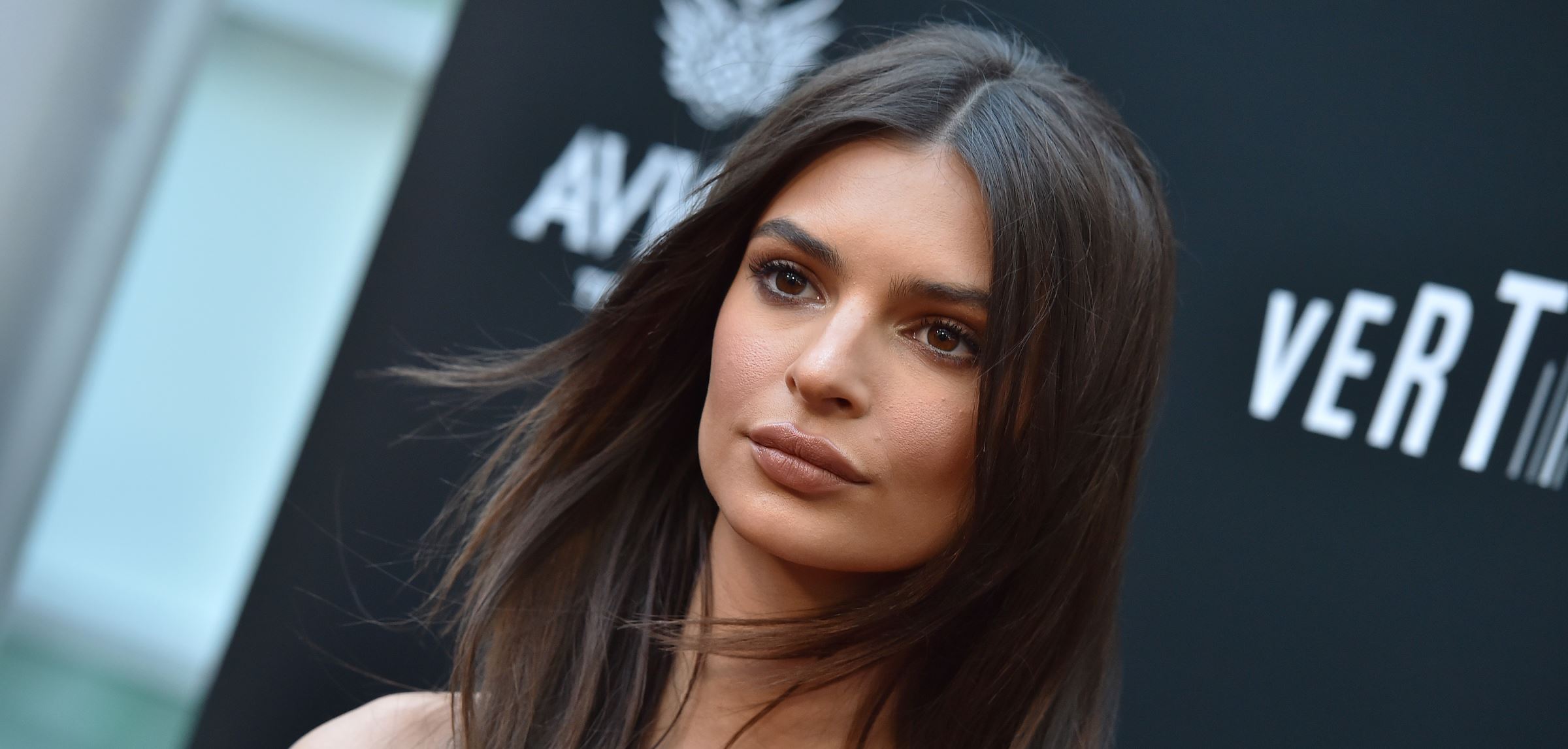 Alerte ! Emily Ratajkowski s'affiche seins nus dans son lit !