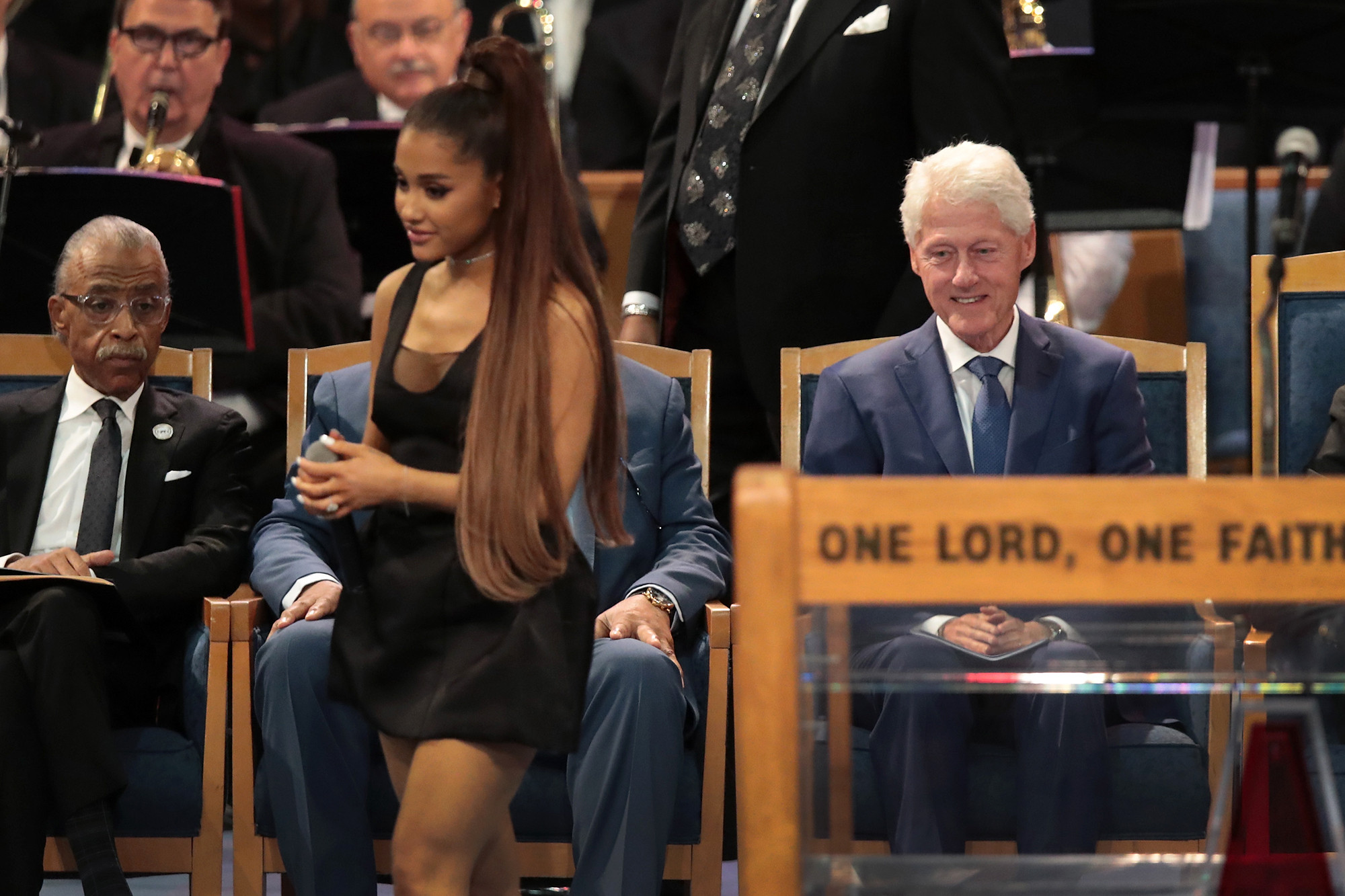 Bill Clinton lui aussi pointé du doigt pour son comportement déplacé envers Ariana Grande