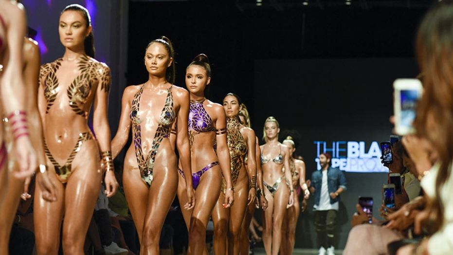Black Tape Project : le défilé de bikinis en rubans adhésifs à la Fashion Week