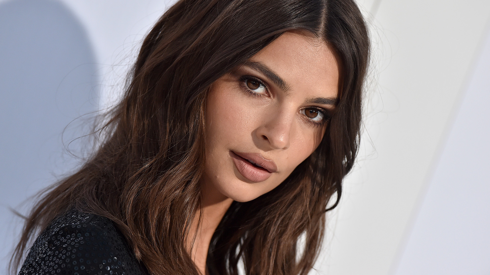 Emily Ratajkowski fait tomber le haut au restaurant