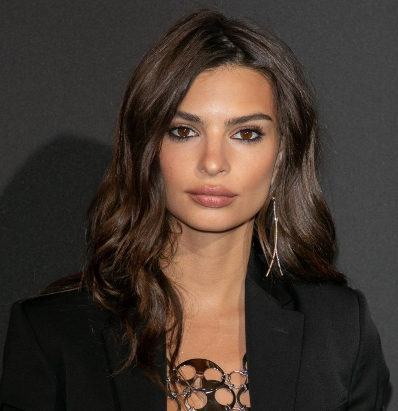 Emily Ratajkowski dans une robe-transparente ultra-sexy !