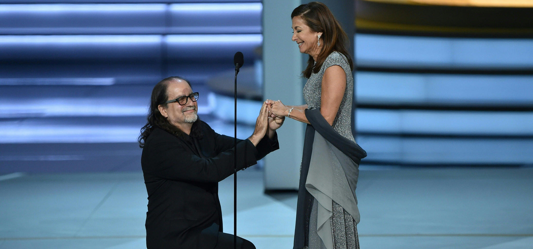 Emmy Awards : Après avoir reçu une récompense, Glenn Weiss fait sa demande en mariage en plein direct !