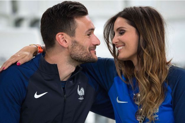 Hugo Lloris et sa femme s'affichent plus amoureux et complices que jamais au Stade de France