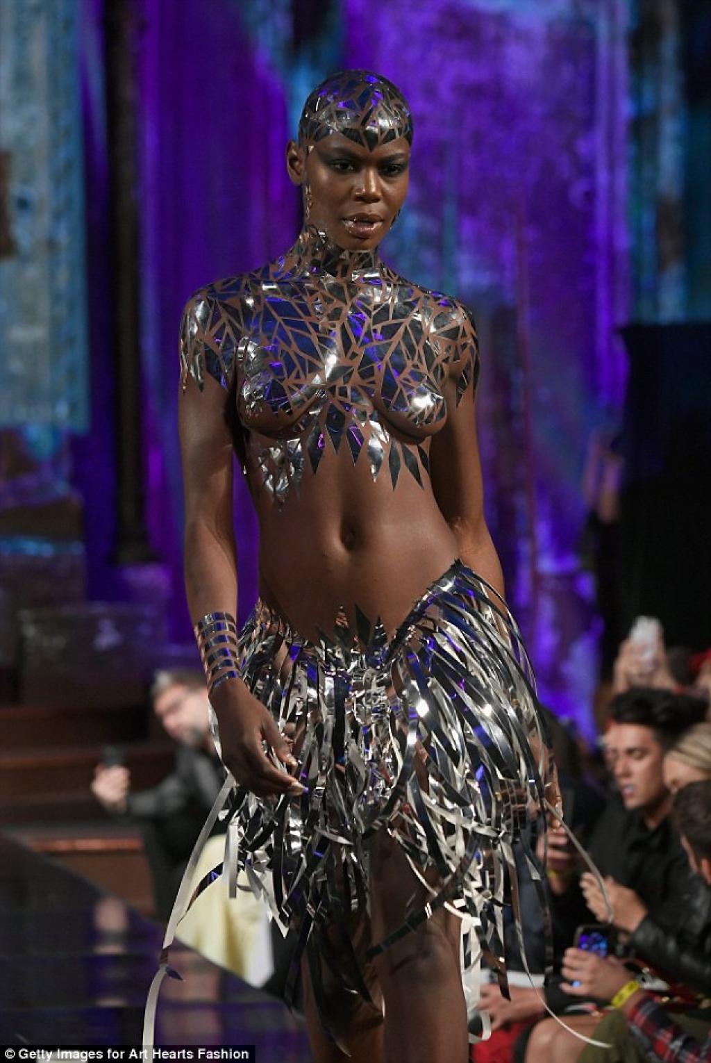 Black Tape Project : le défilé de bikinis en rubans adhésifs à la Fashion Week